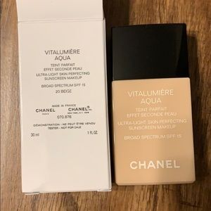 Chanel Vitalumiere Aqua Foundation 20 Beige